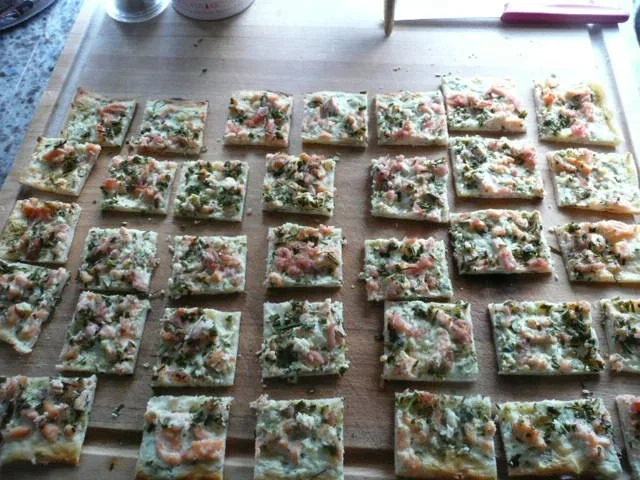 Rezept: PIZZA / TARTE / Flammkuchen mit Lachs PIZZA / TARTE / Flammkuchen mit Lachs - Rezept