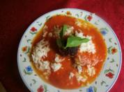 Tomatensuppe mit Reis und käsigen Hackbällchen - Rezept