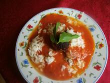 Tomatensuppe mit Reis und käsigen Hackbällchen - Rezept