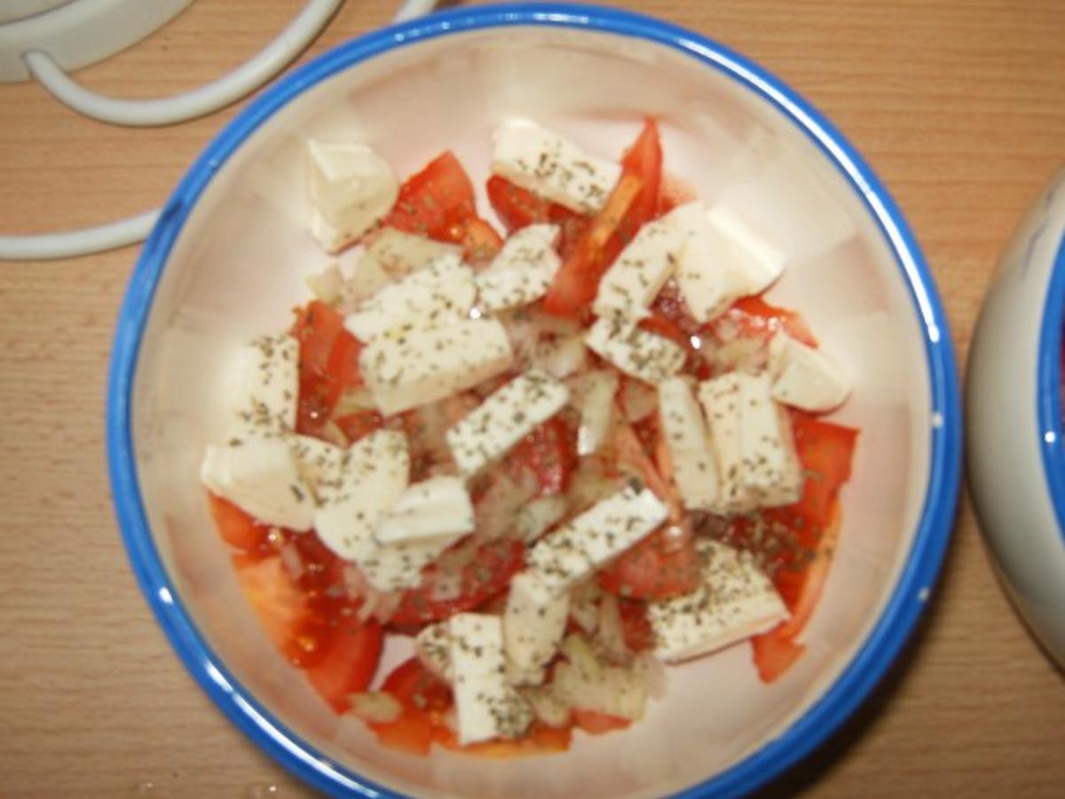 Tomaten-Mozarella-Salat mit Balsamico-Vinaigrette - Rezept - kochbar.de