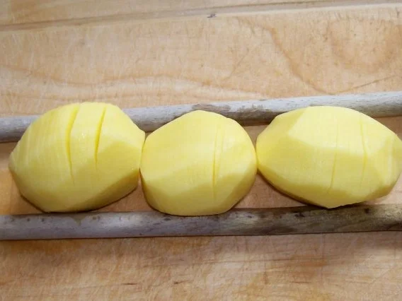 Beilagen: Knoblauch-Fächerkartoffeln mit Tortillakruste - Rezept - Bild Nr. 2