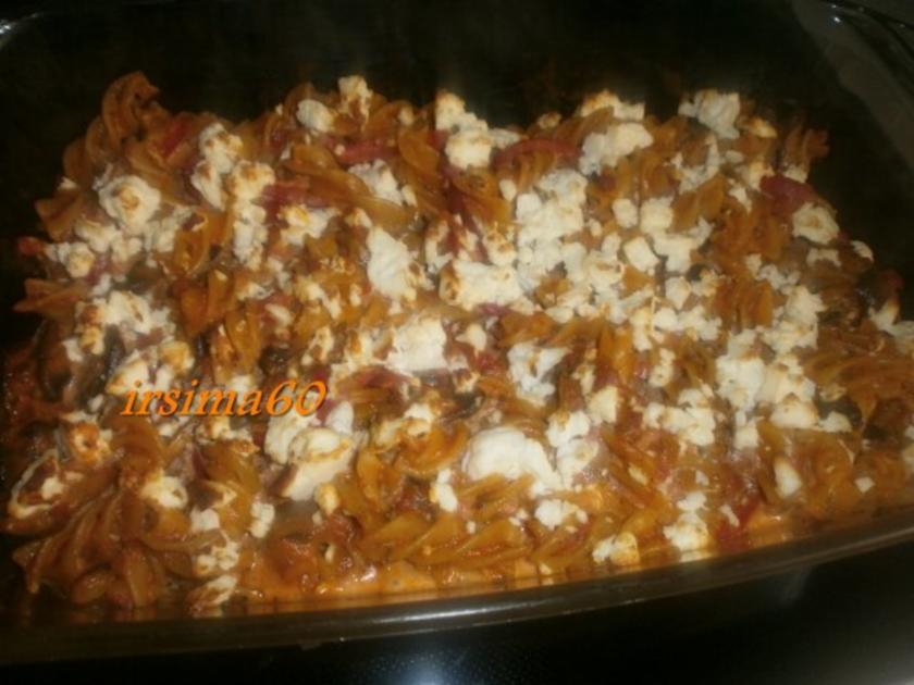 Mediterraner Nudelauflauf mit Feta überbacken - einfach - 150 kcal/100g