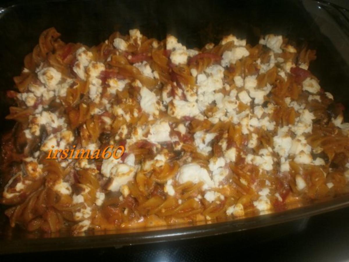Mediterraner Nudelauflauf mit Feta überbacken - einfach - 150 kcal/100g