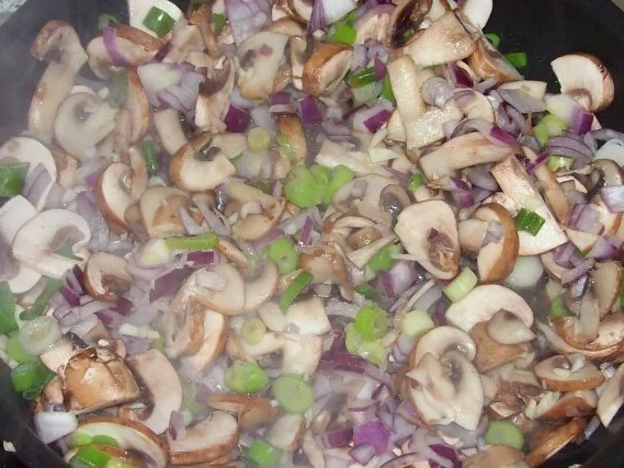 Rezept: Beilagen: Würzige-Champignon-Zwiebel-Pfanne Bild Nr. 4 Beilagen: Würzige-Champignon-Zwiebel-Pfanne - Rezept - Bild Nr. 4