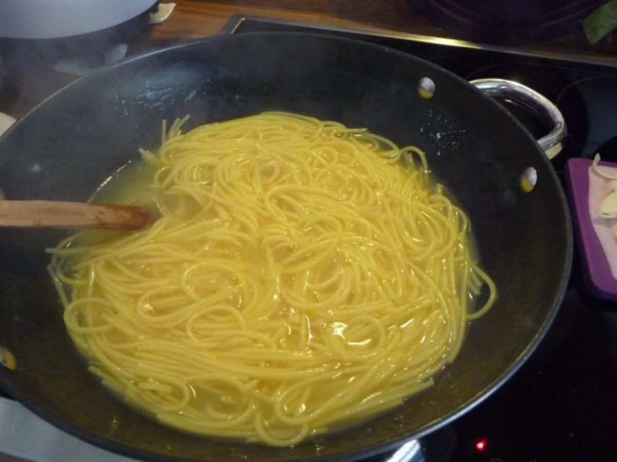 Pasta : Spaghetti mit Cevapcici-Hack und Schoten dazu einen Salat - Rezept - Bild Nr. 4