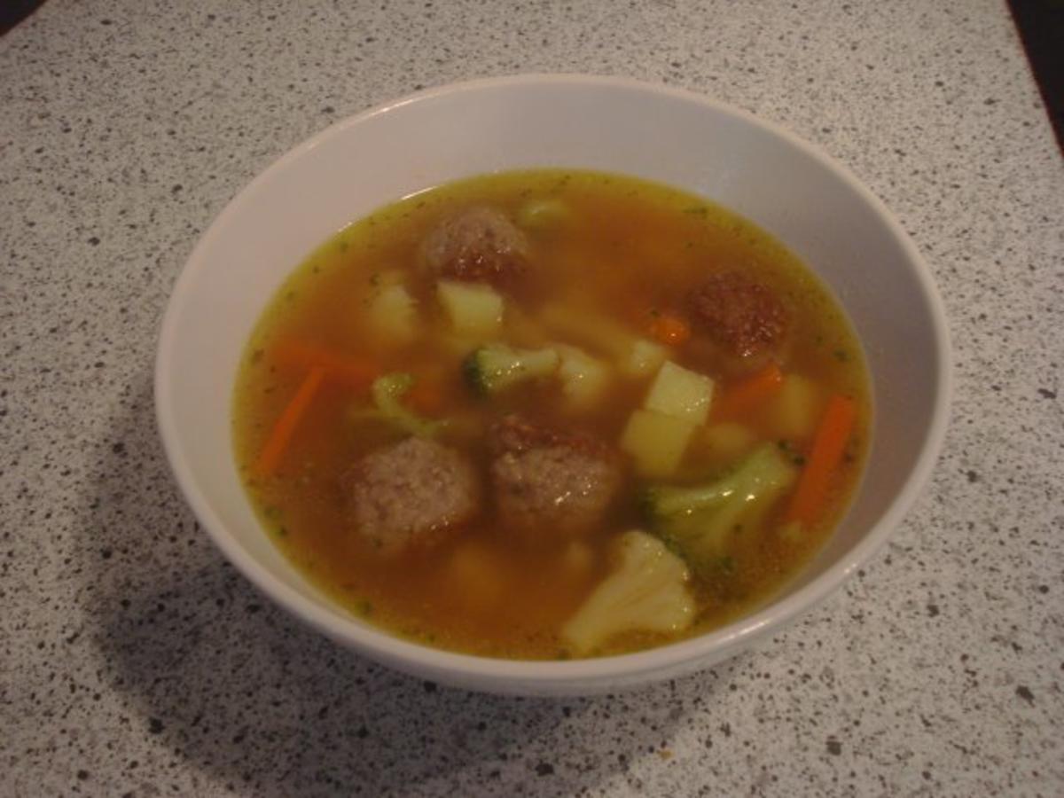 Gemüsesuppe mit Mettbällchen - Rezept