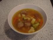 Gemüsesuppe mit Mettbällchen - Rezept