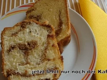 Gugelhupf mit Nuß-Mandel-Nougatfüllung - Rezept