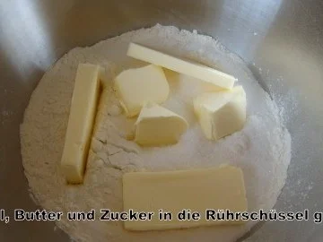 Gugelhupf mit Nuß-Mandel-Nougatfüllung - Rezept - Bild Nr. 3