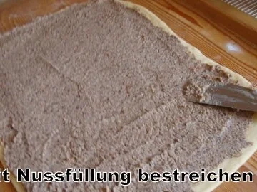 Gugelhupf mit Nuß-Mandel-Nougatfüllung - Rezept - Bild Nr. 9