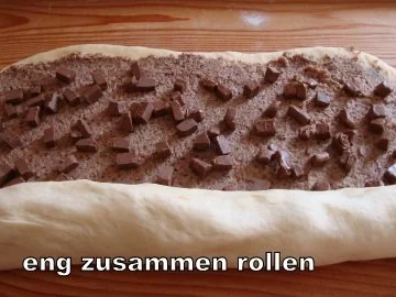 Gugelhupf mit Nuß-Mandel-Nougatfüllung - Rezept - Bild Nr. 12