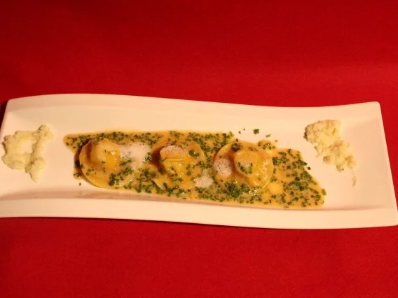 Rezept: Tafelspitzteigtasche auf Schnittlauchcreme mit Apfelkren-Soße Tafelspitzteigtasche auf Schnittlauchcreme mit Apfelkren-Soße - Rezept