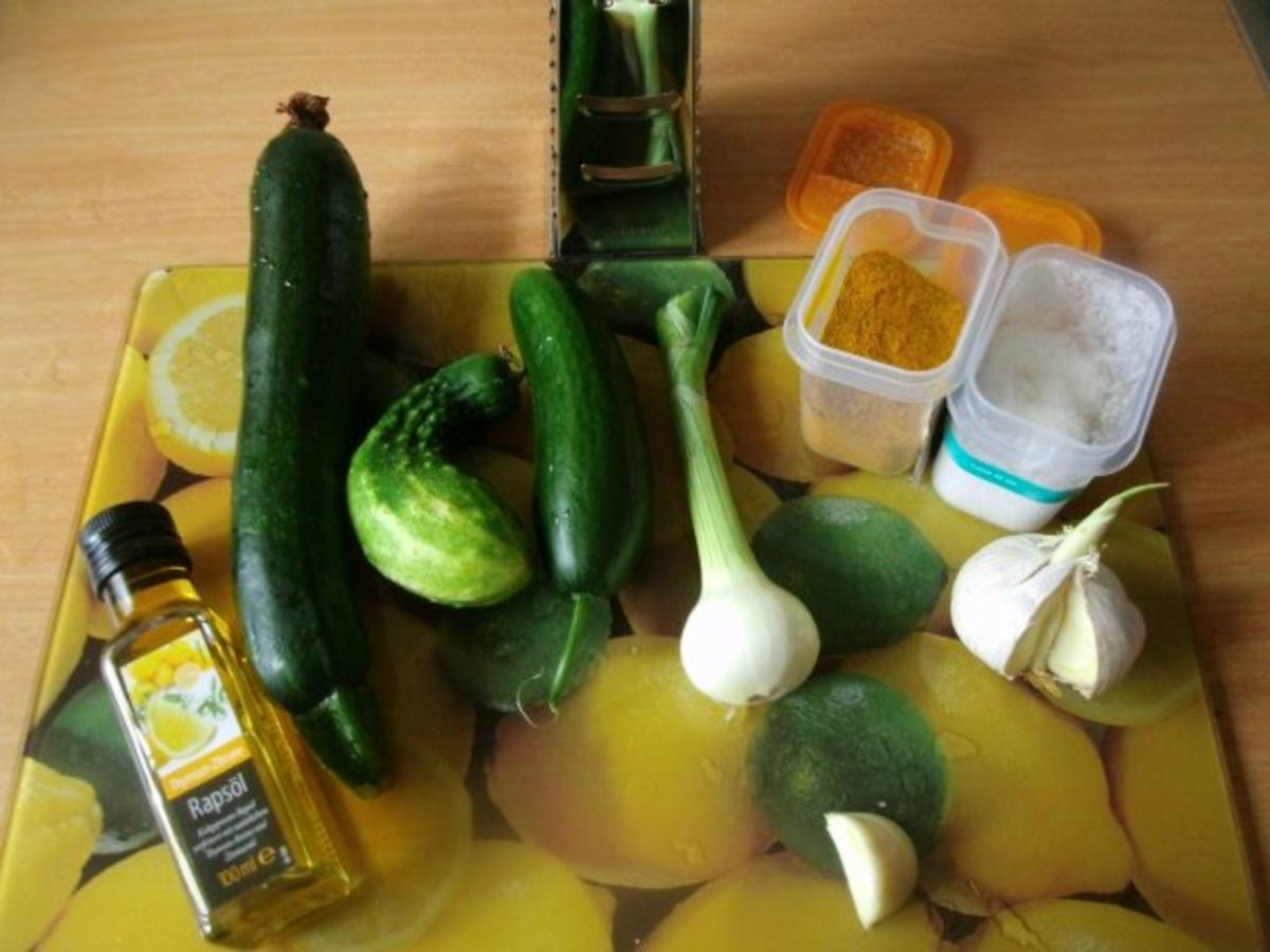 Zucchini-Gurkensalat - Rezept mit Bild - kochbar.de