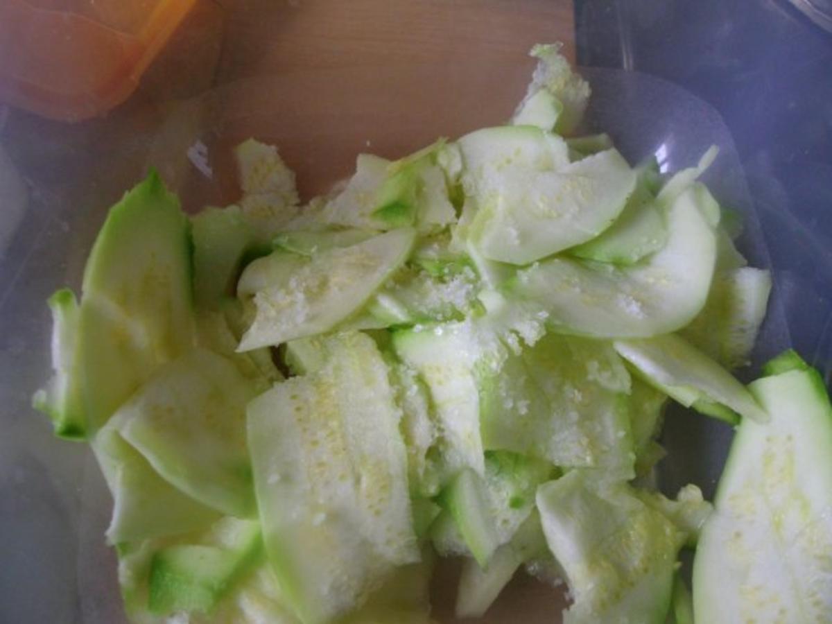 Zucchini-Gurkensalat - Rezept - Bild Nr. 3