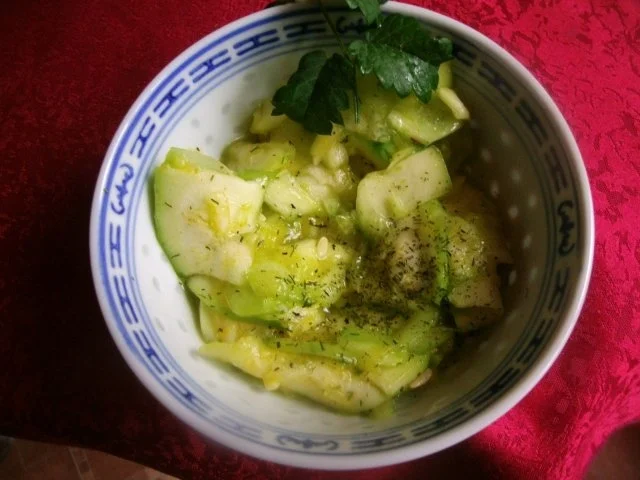Zucchini-Gurkensalat - Rezept