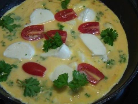 Tomaten-Mozzarella-Omelett - Rezept