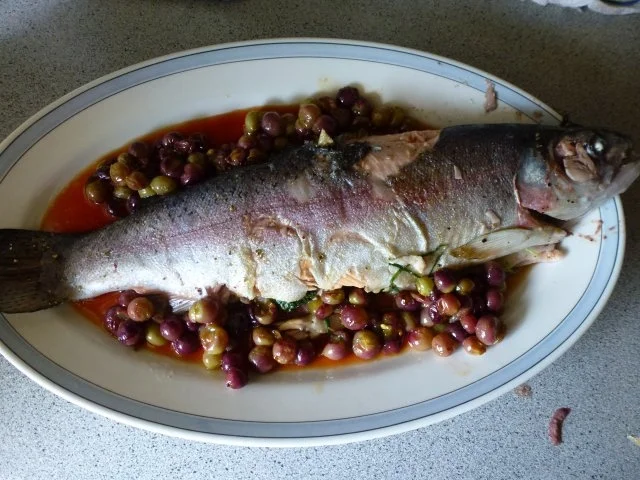 Zitronen-Kräuterforelle mit Weintraubensauce - Rezept