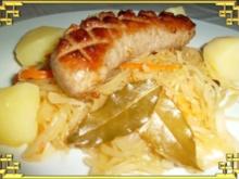 ※ Bratwurst am Sauerkraut und Salzkartoffeln dazu ※ - Rezept