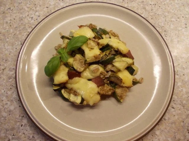 Zucchiniauflauf mit Dinkel und Walnußsoße - Rezept