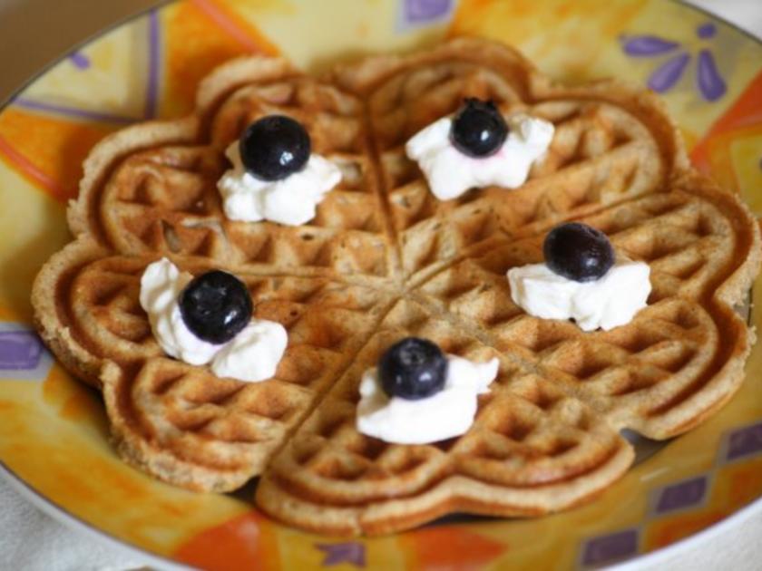 Vollkornwaffeln mit Sahne und Heidelbeeren - Rezept mit Bild - kochbar.de