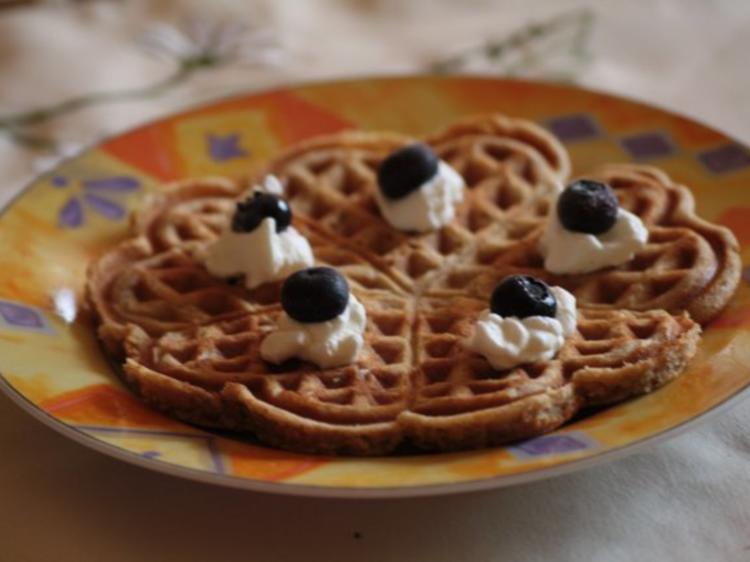 Vollkornwaffeln mit Sahne und Heidelbeeren - Rezept mit Bild - kochbar.de