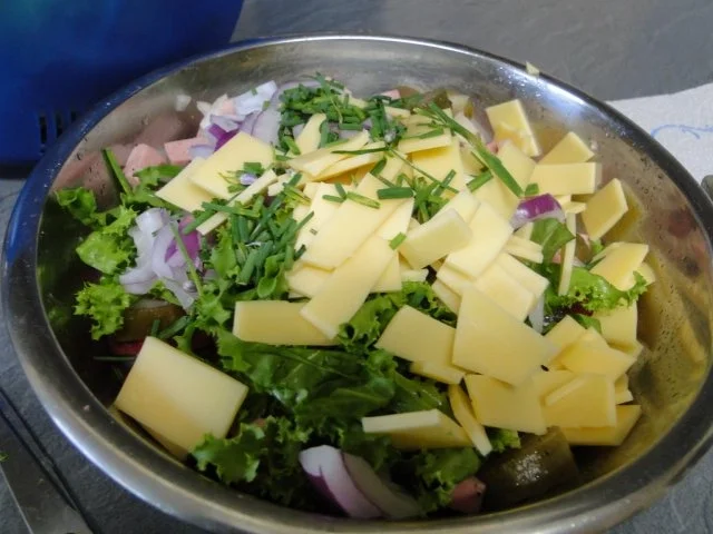 Rezept: Wurstsalat mit Frisee Bild Nr. 3 Wurstsalat mit Frisee - Rezept - Bild Nr. 3