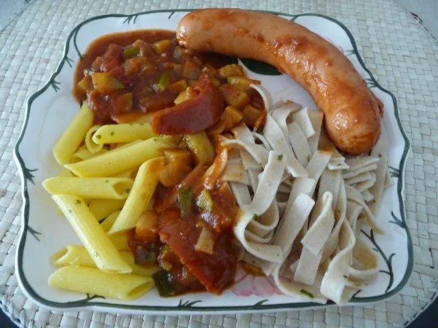 Pasta : ...mit Gemüse-Tomatensoße und Bockwurst - Rezept