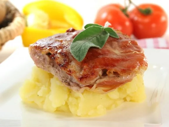 Saltimbocca mit Polenta und Tomaten - Rezept