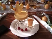 Mango Panna Cotta mit knusprigem Cracker und Eierlikör - Rezept