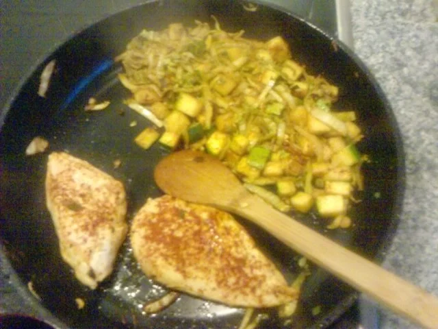 Allerbest of the Rest - Gepimpte Resteverwertung vom Vortag Putenmedaillons mit Gemüse - Rezept - Bild Nr. 5