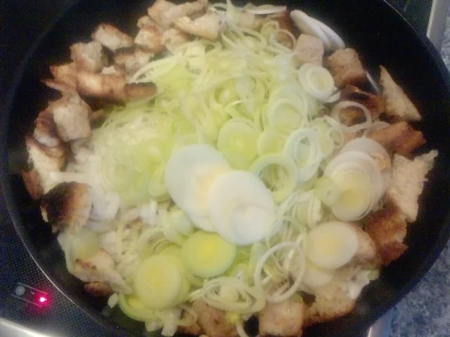 Rezept: Hart aber herzlich -oder- Der Altes-hartes -Brot-muß-man nicht-wegwerfen-Auflauf Bild Nr. 8 Hart aber herzlich -oder- Der Altes-hartes -Brot-muß-man nicht-wegwerfen-Auflauf - Rezept - Bild Nr. 8