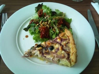 Artischocken Zwiebel Tarte mit Pflücksalat und Feigenbalsam - Rezept