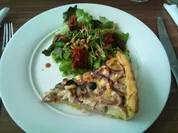 Artischocken Zwiebel Tarte mit Pflücksalat und Feigenbalsam - Rezept