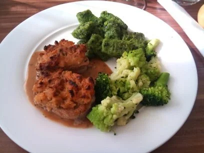 Schweinemedallions mit Aprikosenkruste an Spinatgnocchis und Röschen Trio - Rezept