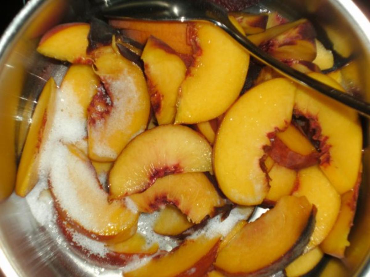 Limetten-Kokosmousse mit beschwipstem Pfirsichkompott - Rezept - kochbar.de