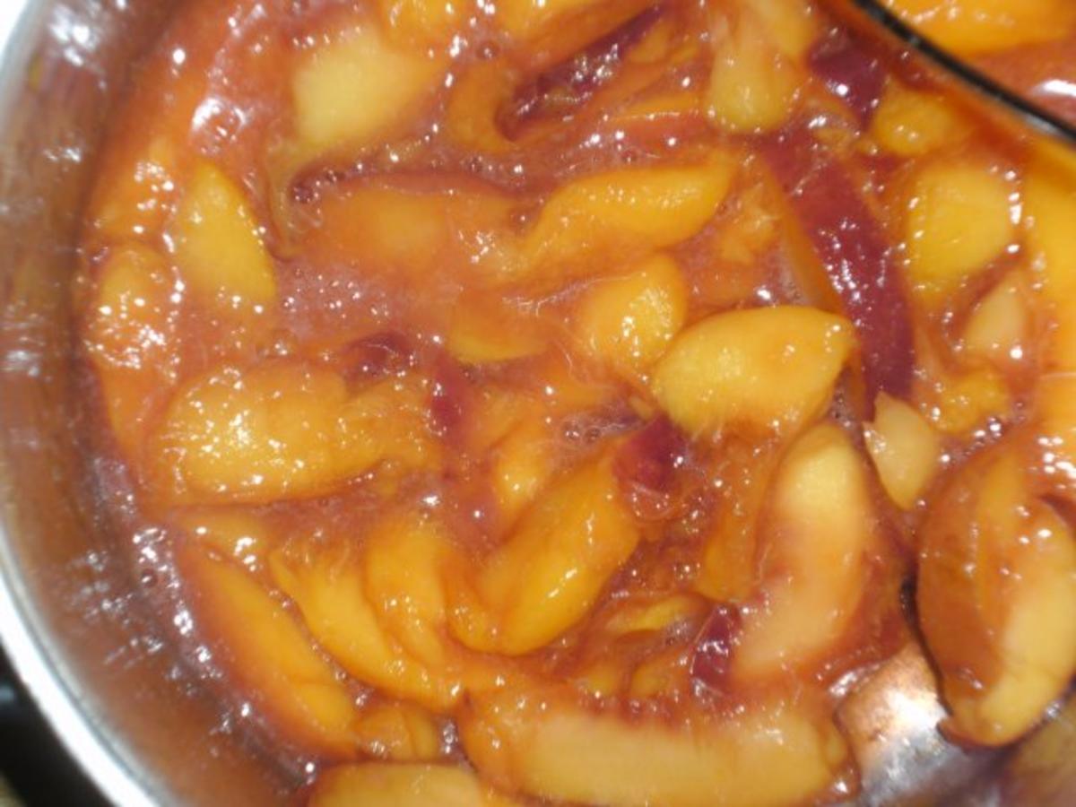 Limetten-Kokosmousse mit beschwipstem Pfirsichkompott - Rezept - kochbar.de