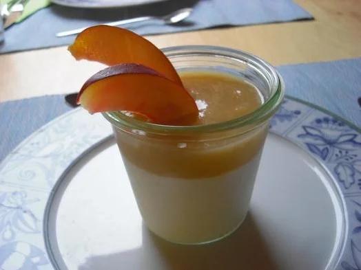 Limetten-Kokosmousse mit beschwipstem Pfirsichkompott - Rezept - Bild Nr. 1473