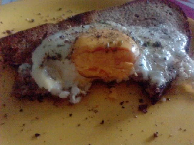 Leggie das Ungeheuer im Loch Brot - Das Ei muss sich nicht immer spiegeln - Rezept - Bild Nr. 7