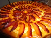 Limetten Tarte mit flambierten Pflaumen - Rezept