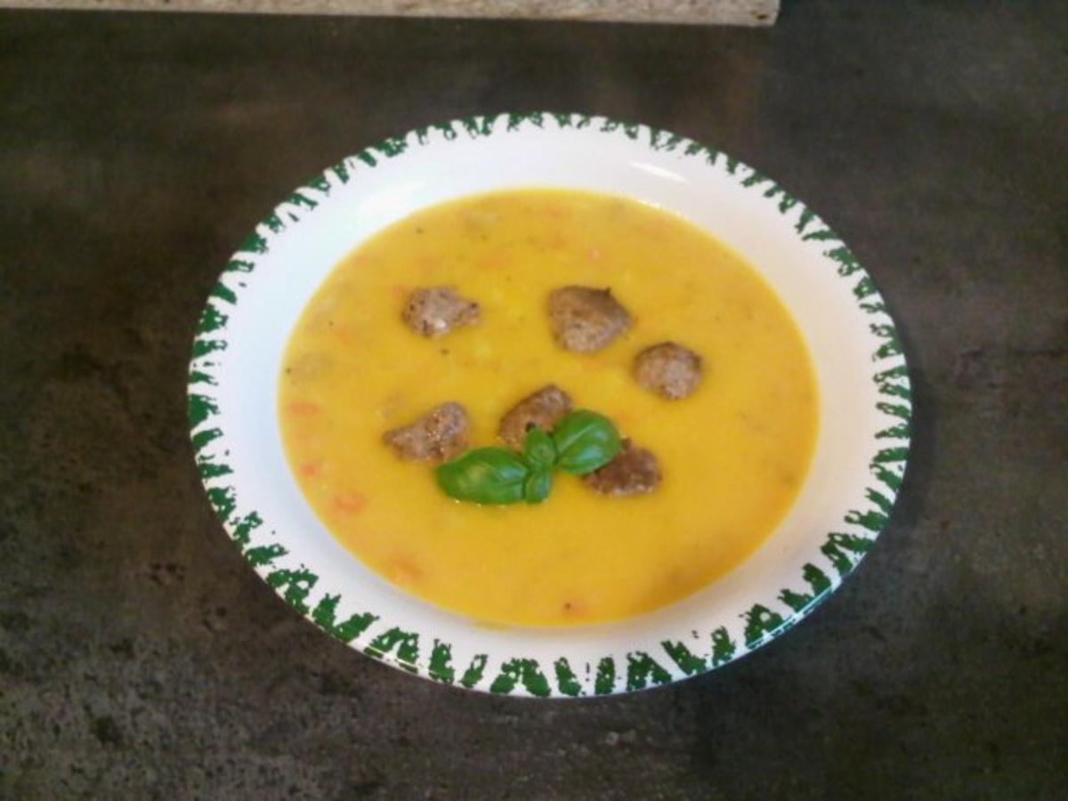 Kartoffel-Kürbissuppe mit Hackbällchen - Rezept - kochbar.de