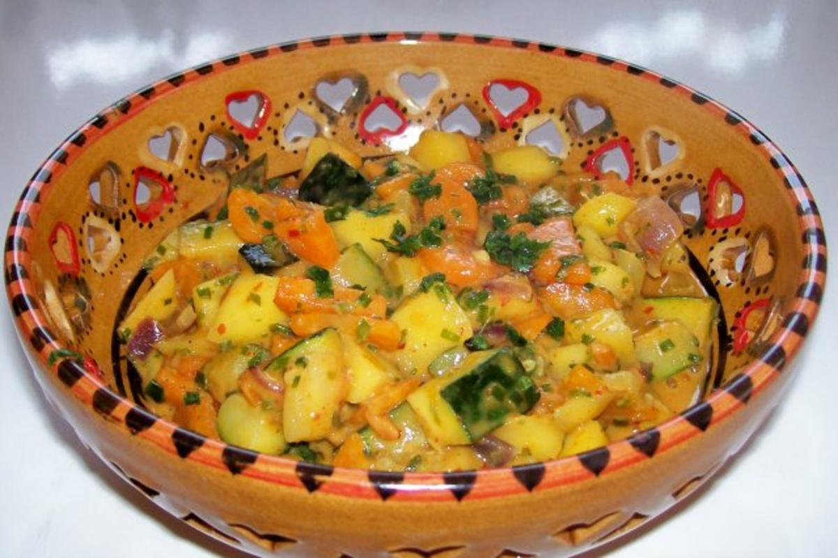 Scharfes Möhren-Mango-Gemüse in Erdnuss-Soße - Rezept