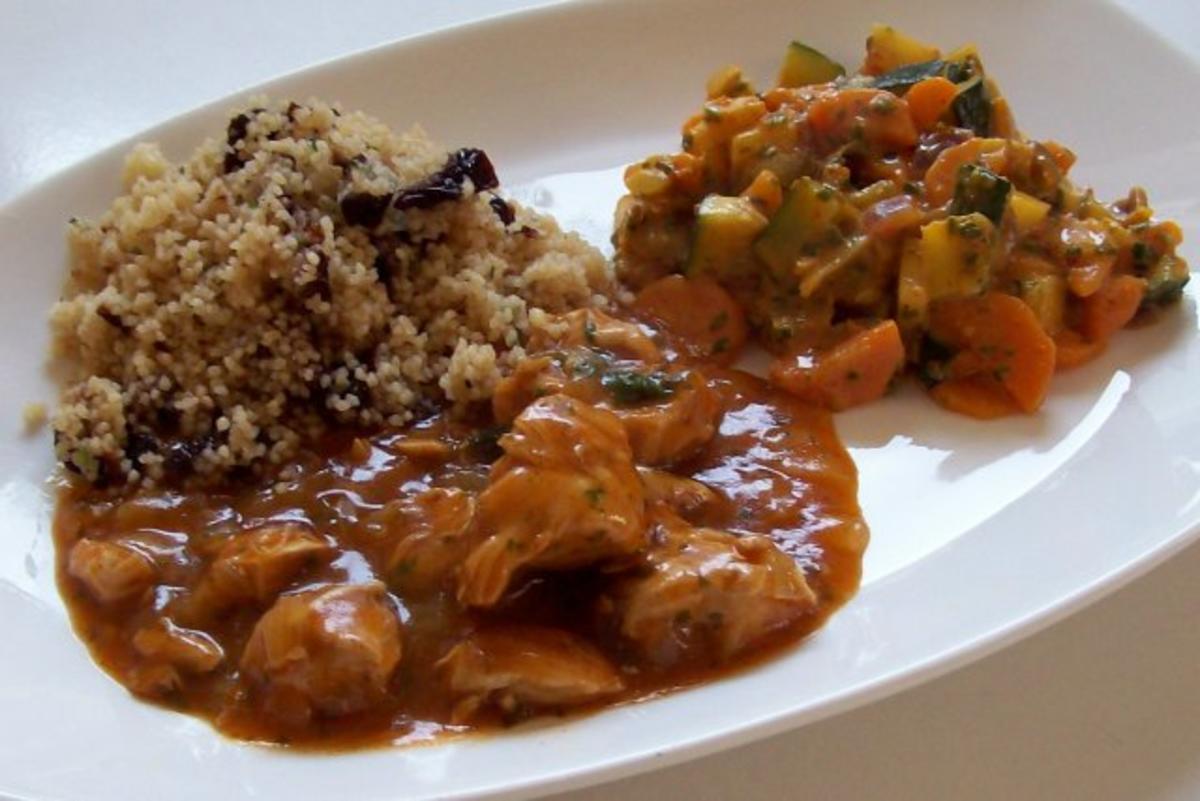 Geschmortes Hähnchenragout mit Pflaumen-Zimt-Couscous - Rezept