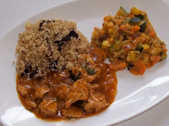 Geschmortes Hähnchenragout mit Pflaumen-Zimt-Couscous - Rezept - Bild Nr. 7