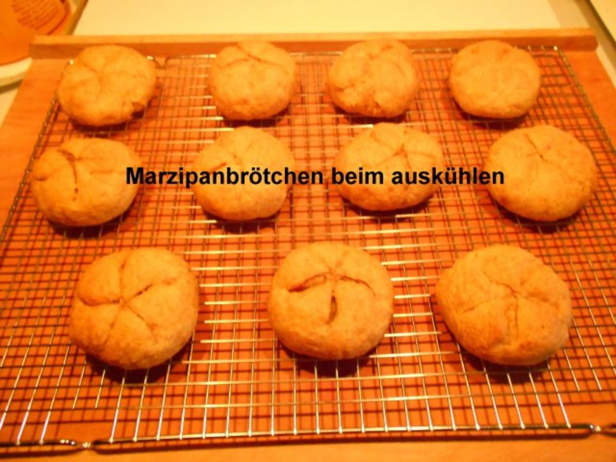 Marzipan- Brötchen - Rezept