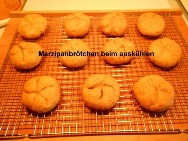 Rezept: Marzipan- Brötchen Marzipan- Brötchen - Rezept