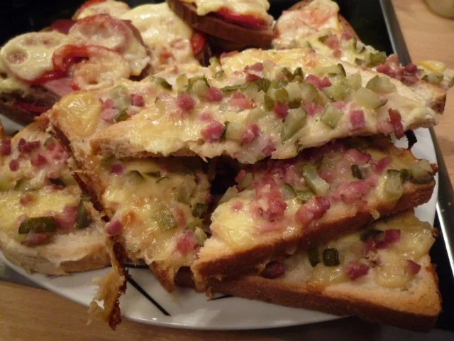 Schinken-Käse-Essiggurkerl Toast überbacken - Rezept
