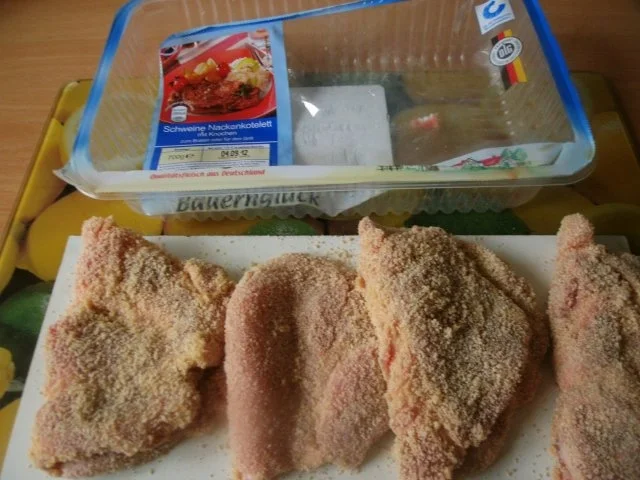 Kammkotelett mit Tomaten und Käse und Backofenkartoffeln - Rezept - Bild Nr. 2