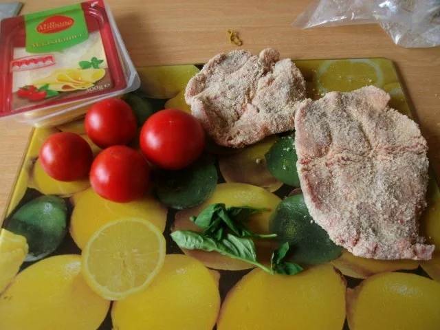 Kammkotelett mit Tomaten und Käse und Backofenkartoffeln - Rezept - Bild Nr. 3