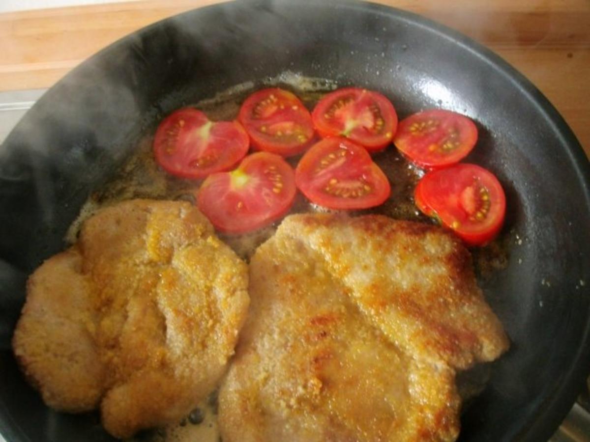 Kammkotelett mit Tomaten und Käse und Backofenkartoffeln - Rezept - Bild Nr. 4