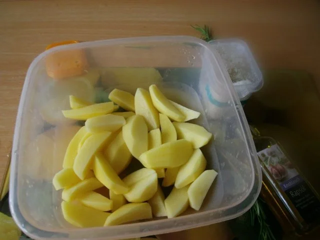 Kammkotelett mit Tomaten und Käse und Backofenkartoffeln - Rezept - Bild Nr. 5